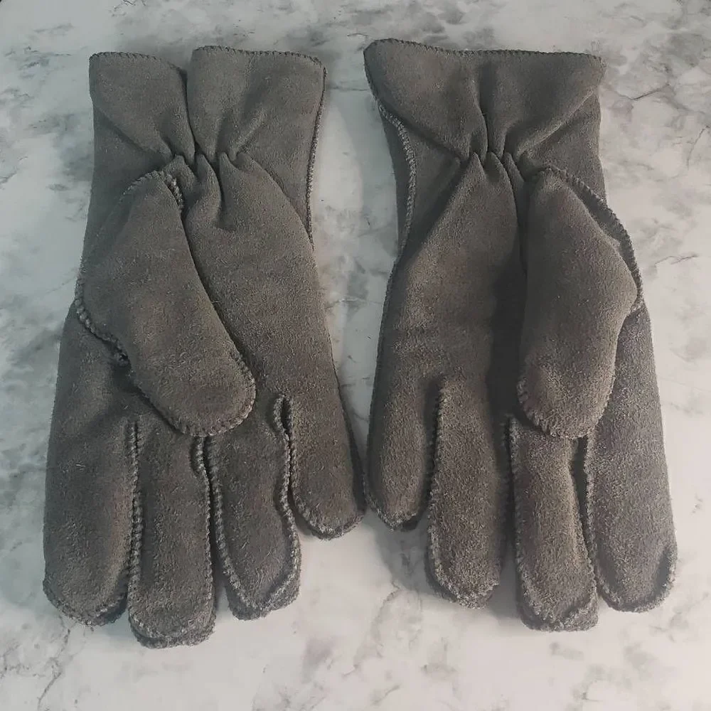 Gray Gloves‎